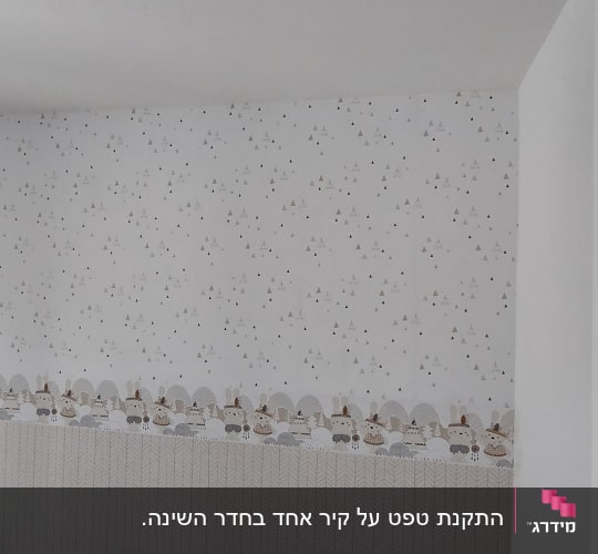 טפט עם דוגמאות משולשים ודמויות חיות